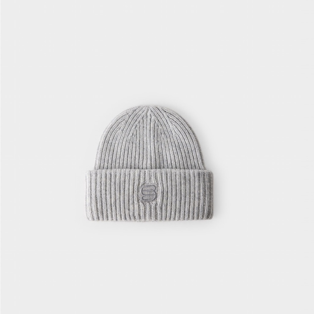 Aritzia Superpuff Beanie
